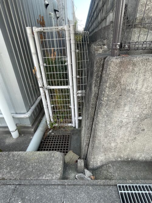 北西角　境界(外観)