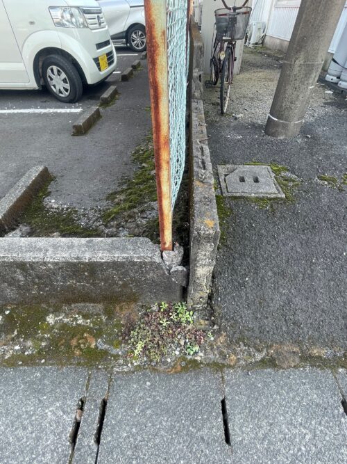 南西角　境界(外観)