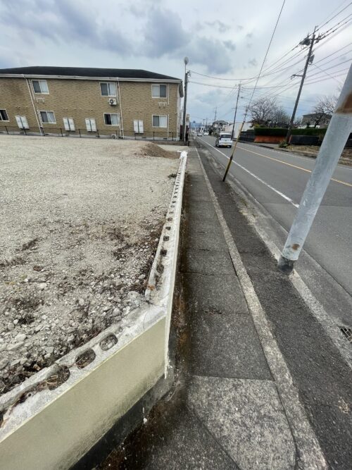 物件西側　境界線１(外観)